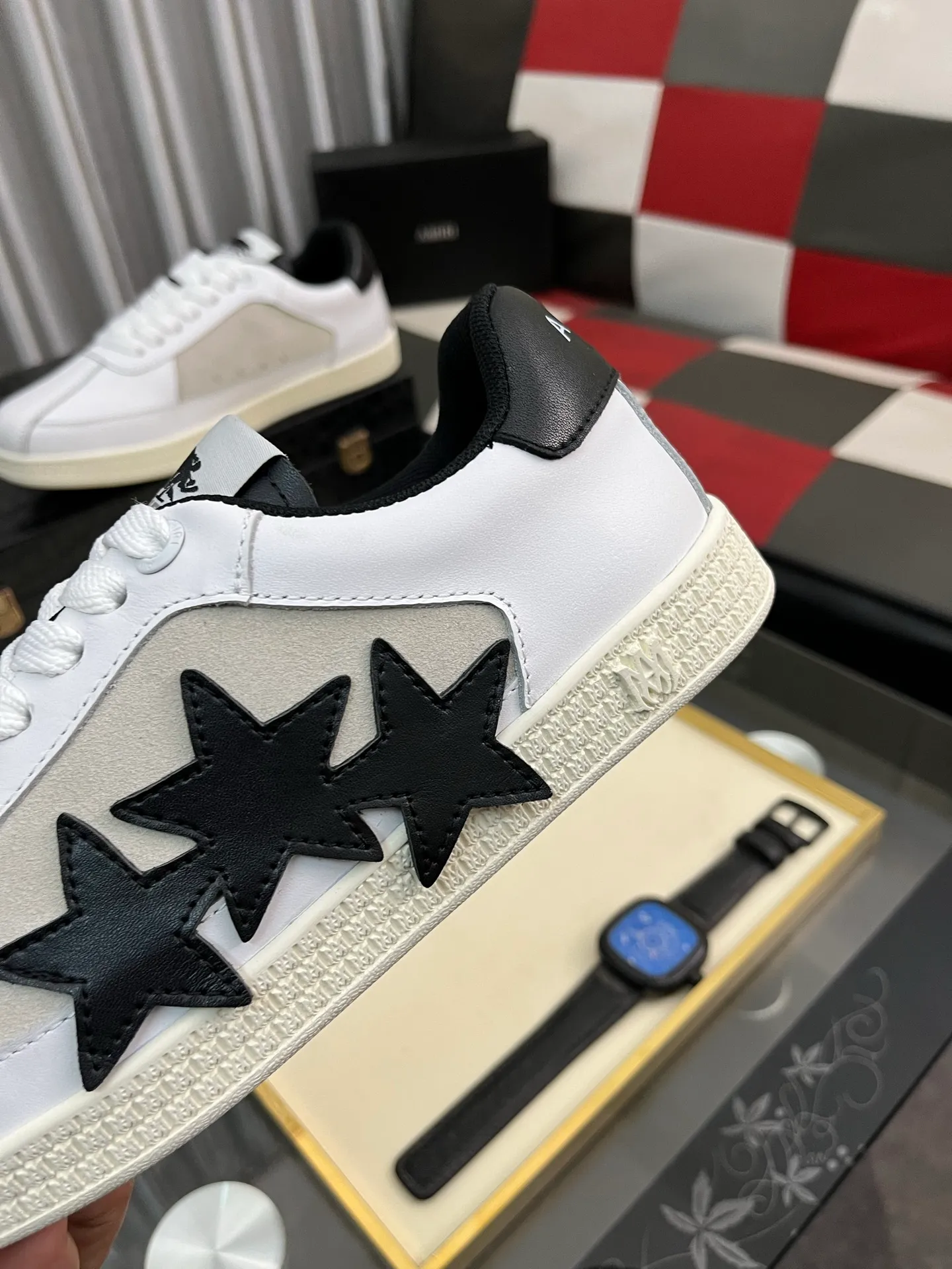 Men's shoes 💰420⌚️⌚️《AMIR*》New men's low-top casual sports sneakers bone shoes, another pair of irresistible bone shoes. Bone shoes are one of AMIRI's most popular items. They use first-layer cowhide uppers. The side bones are made of two cowhide laminations. They have a three-dimensional feel. The leather incisions are all oil-edged. Contrasting color design. Simple style. Fashionable sports. Customized metal LOGO nameplate to embellish shoelaces. Exclusive control of top version. Supports comparison. Breathable mesh lining Original rubber outsole A must-have item for daily leisure Suitable for various occasions Check it out if you pursue high quality Super cool uppers Size: 38-446️⃣ Colors available